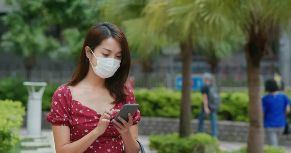 Vrouw Draagt Gezichtsmasker Het Gebruik Van Mobiele Telefoon Het Park — Stockfoto