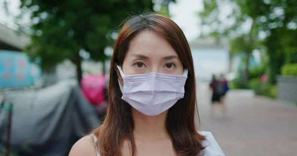 Sokakta Yüz Maskesi Takan Bir Kadın — Stok fotoğraf