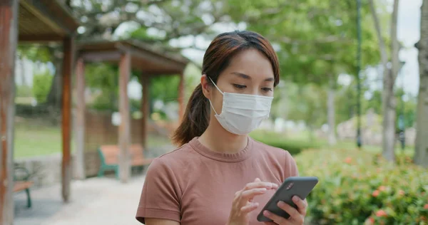 Žena Nosí Masku Obličeje Používání Mobilního Telefonu Přírodě — Stock fotografie