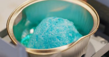 Yemek pişirmek için katı alkol yakıcı.