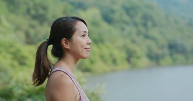 Dışarıdaki parkta kadın esintisi.