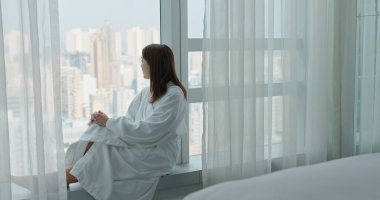 Kadın şehir manzarasına bak.