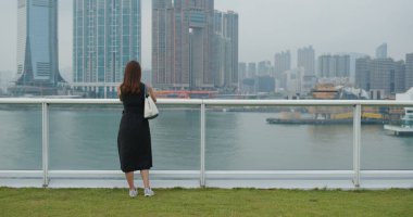 Kadın Hong Kong 'daki şehre bak.