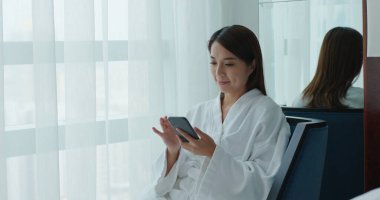 Otel odasında kadın tableti kullanımı