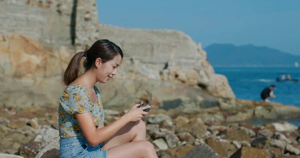 Vrouw Spelen Drone Outdoor — Stockfoto