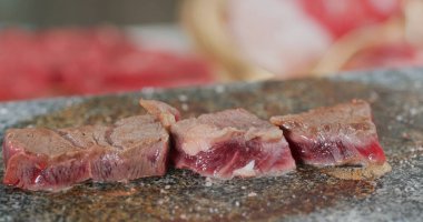 Sıcak taşta ızgara biftek.