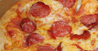 Sıcak biberli pizza, yakın çekim.