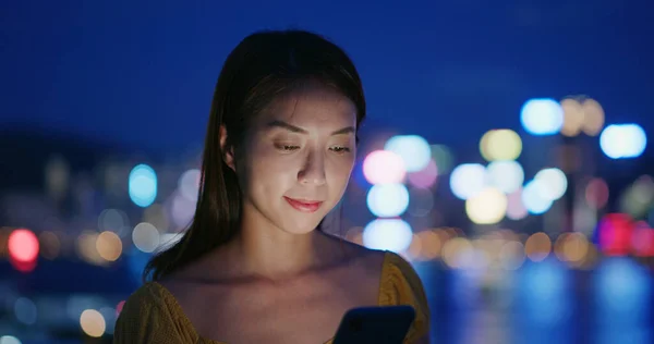 Mulher Olhar Para Telefone Inteligente Noite — Fotografia de Stock