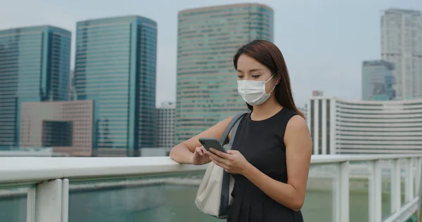 Žena Nosit Masku Obličeje Používání Chytrého Telefonu Městě — Stock fotografie