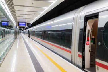 Shenzhen, Çin - 25 Temmuz 2019: Yüksek hızlı tren yolu