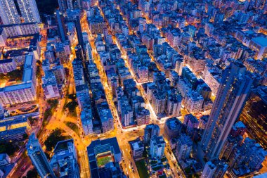 Sham Shui Po, Hong Kong - 06 Ağustos 2020: Geceleri Hong Kong şehrinin en iyi manzarası