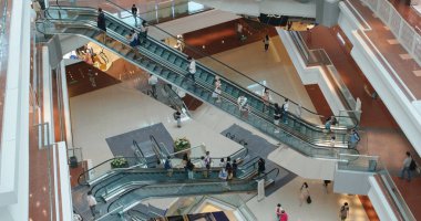 Kowloon Tong, Hong Kong - 07 Eylül 2020: Salgın sırasında yüz maskesi takan ziyaretçilerle alışveriş merkezi