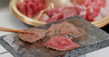 Kaya taşında et ve ızgara. 