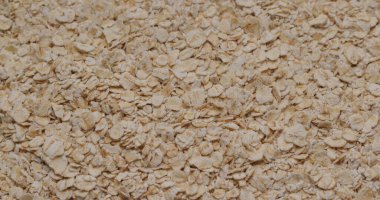 Kahvaltı için bir yığın yulaf ezmesi.