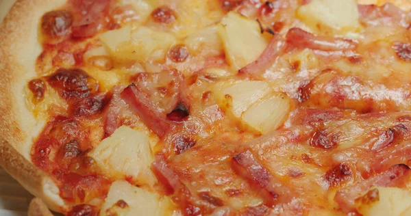 Pyszne Świeże Ananasy Pizza Zbliżenie — Zdjęcie stockowe