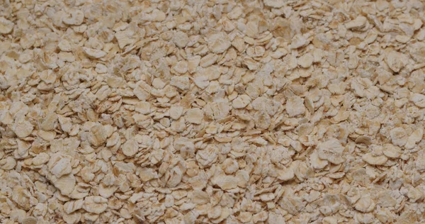 Kahvaltı için bir yığın yulaf ezmesi.