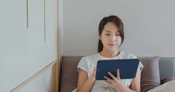Woman Use Tablet Computer Bed — Stock Photo, Image