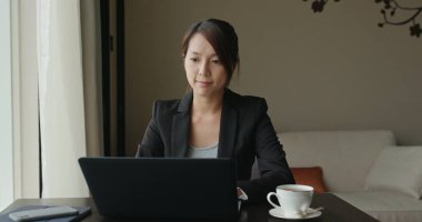 İş kadını dizüstü bilgisayarda çalışıyor