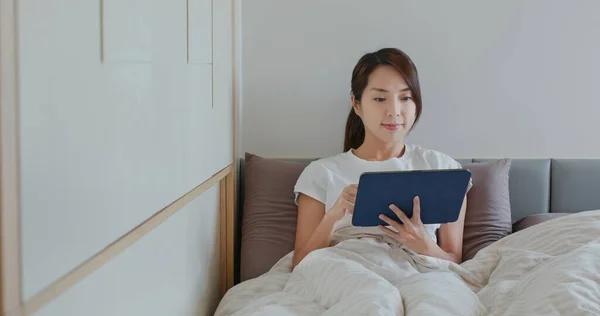 Vrouw Gebruik Van Tablet Bed — Stockfoto