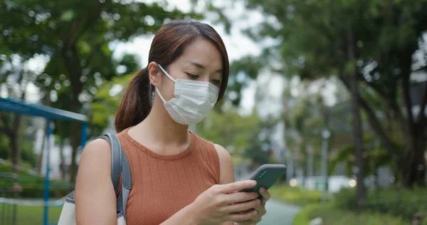 Vrouw Draagt Gezichtsmasker Het Gebruik Van Mobiele Telefoon — Stockfoto