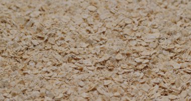 Kahvaltı için bir yığın yulaf ezmesi.