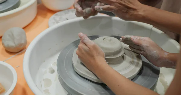 Lavorare Mano Sulla Ruota Della Ceramica Modellando Una Pentola Argilla — Foto Stock