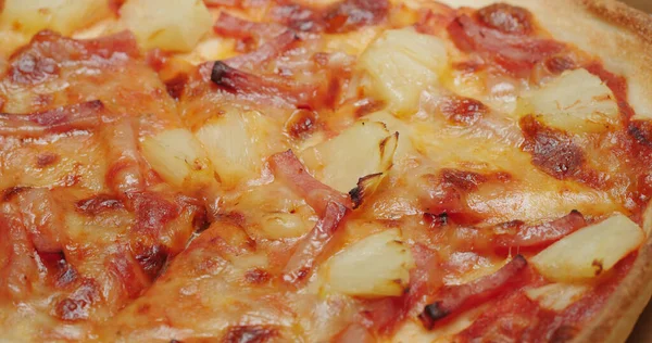 Pyszne Świeże Ananasy Pizza Zbliżenie — Zdjęcie stockowe