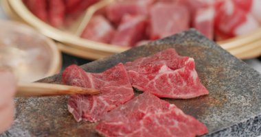 Sıcak taşta ızgara biftek.