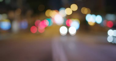 Şehir gece sokağının bulanık manzarası