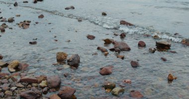 Kaya üzerinde deniz dalgaları kırılıyor