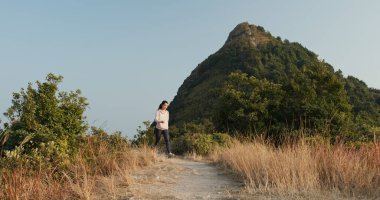 Kadın dağda yürür