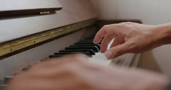 Man Spelar Piano Hemma — Stockfoto