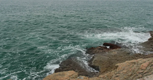 Fale Morskie Rozpryskują Się Skały — Zdjęcie stockowe