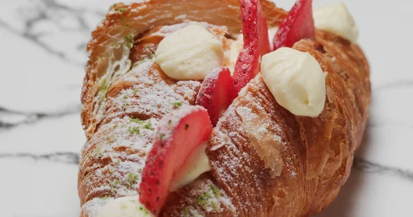 Croissant Casero Con Fresa Crema —  Fotos de Stock