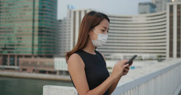 Donna Indossare Maschera Facciale Uso Del Telefono Cellulare Città — Foto Stock