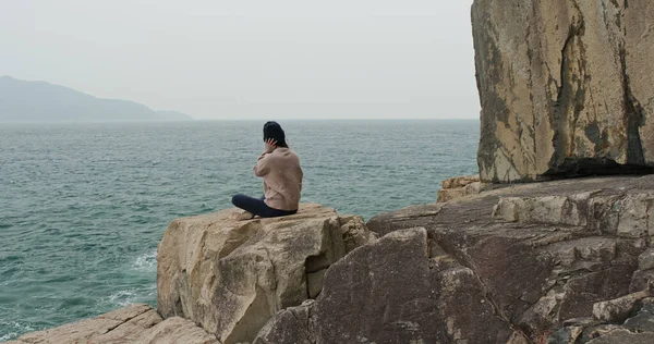 Mulher Sentar Rocha Desfrutar Vista Para Mar — Fotografia de Stock