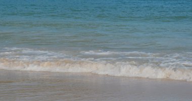 Kumsalda deniz dalgaları