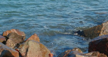 Büyük deniz dalgaları adada kayalara çarpıyor.