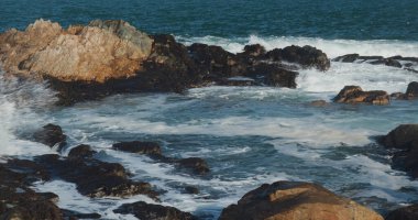 Uçurumlardaki azgın deniz