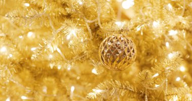 Altın rengi Noel ağacı süslemesi