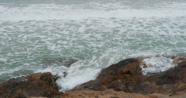 Vagues Mer Éclaboussent Contre Rocher Sur Île — Photo