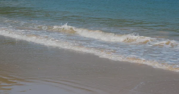 砂のビーチの上の波 — ストック写真
