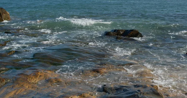 Zee Golven Spatten Tegen Rots Eiland — Stockfoto