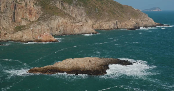 Meriaallot Törmäävät Meren Rannalla — kuvapankkivalokuva