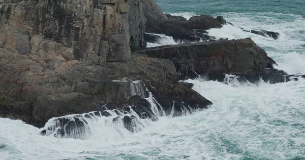 Ondas Oceânicas Salpicam Contra Rocha Ilha — Fotografia de Stock