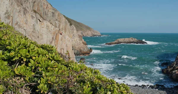 Les Vagues Mer Éclaboussent Sur Rocher — Photo