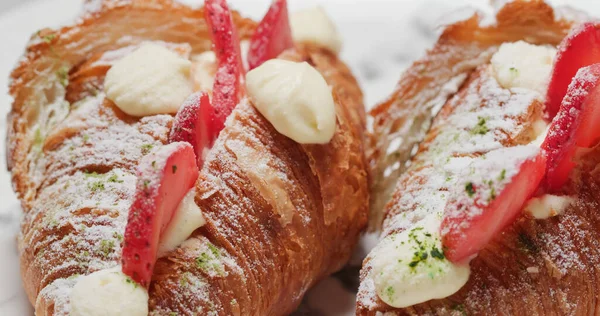 Croissant Casero Con Fresa Crema —  Fotos de Stock