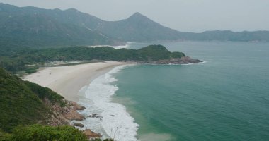 Adadaki deniz dalgaları