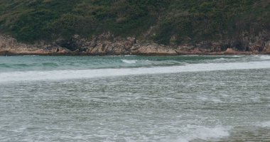 Kumsalda deniz dalgaları