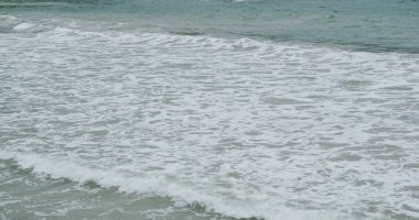 Deniz dalgaları sahile vuruyor.